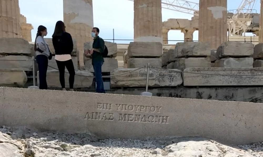 Στο "Πάνθεον των αθανάτων" η Μενδώνη: Επιγραφή με το όνομά της στην Ακρόπολη!